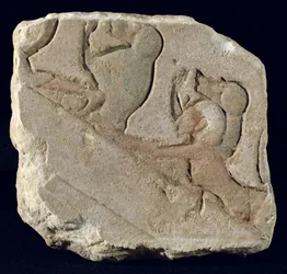 Amenófis IV (Akhenaton) com babuínos, Novo Reino (pedra pintada)