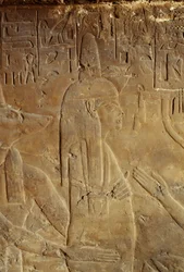 Anúbis segurando a múmia, relevo do túmulo de Maia, ama de leite de Tutankhamon, Saqqara, Egito, Civilização Egípcia, Novo Reino, Dinastia XVIII, pormenor