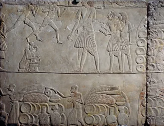 Disposição dos alimentos nos armazéns, relevo de parede em calcário, da Tumba Memphite de Horemheb em Saqqara, Civilização Egípcia, Novo Reino, Dinastia XVIII