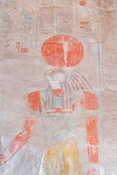 Bas relief carving of the sun god Ra, templo Hatshepsut de Deir Al Bahari, Luxor, Egipto (foto)