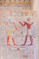 Imagem em baixo relevo retratando o faraó (à direita) fazendo oferendas ao Deus Horus, templo Hatshepsut de Deir Al Bahari, Luxor, Egipto (foto)