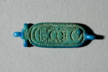 Conta com a cártula de Tutancâmon, Novo Império, reinado de Tutancâmon, 1336-27 aC (faiança)