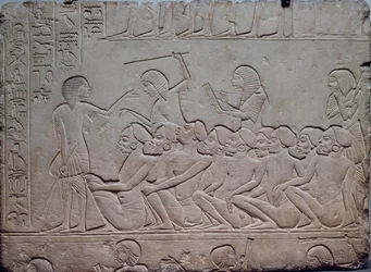 Prisioneiros negros rodeados por guardas armados, relevo do túmulo menfita de Horemheb em Saqqara, civilização egípcia, Novo Império, XVIII dinastia