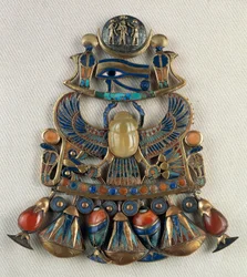 Peitoral com emblemas solares e lunares, do Túmulo de Tutankhamon, Tebas, Egipto, Arte de ourives, Civilização egípcia, Novo Reino, Dinastia XVIII