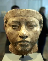 Busto de Nefertiti (c1370- c1330 a.C.) Grande Esposa Real (consorte chefe) ao Faraó Akhenaten egípcio. Nefertiti e seu marido eram conhecidos por uma revolução religiosa. Eles começaram a adorar apenas um deus, Aten, o disco do sol.