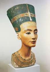 Busto da rainha Nefertiti, do ateliê do escultor Thutmose em Tell el-Amarna (calcário pintado) (ver também 114019, 114020 e 267404)
