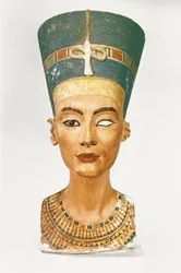 Busto da rainha Nefertiti, vista frontal, do atelier do escultor Tutmés em Tell el-Amarna