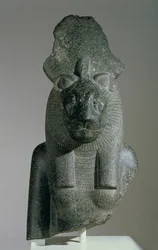 Busto de Sakhmet a partir de uma estátua sentada, seja do Recinto Mutuário ou do templo mortuário de Amenhotep III (granodiorito)