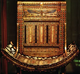 Cadeira cerimonial de Tutankhamon, pormenor do assento curvo e do encosto, Novo Império, c. 1325 a.C. (pormenor de 59232)