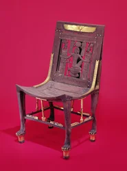 Cadeira, do túmulo de Tutankhamon (c.1370-1352 aC) representando o espírito de milhões de anos, o Novo Reino (madeira de cedro) (ver também 148192)