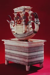 Peito com um barco decorado com duas cabeças de um íbex sírio e duas figuras femininas que se acredita serem a Princesa Mutnedjmet, do túmulo de Tutancâmon (c.1370-1352 aC). Novo reino (alabastro) (ver também 14