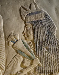 Dejat, pormenor do baixo-relevo pintado representando Imenmes e Dejat, pais do general Imeneminet, do túmulo em Mênfis, Civilização Egípcia, Novo Reino, Dinastia XVIII