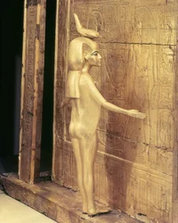 Detalhe do Selket do peito canópico de Tutankhamun (c.1370-52 BC) New Kingdom (madeira dourada) (ver também 59095)