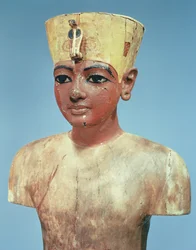 Modelo do jovem Tutankhamon (c. 1370-52 a.C.) usando uma combinação entre a coroa dos reis do Baixo Egito e o toucado de Nefertiti