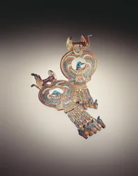Brincos com pássaros híbridos com asas de falcões e cabeças de patos, do Túmulo de Tutancâmon (c.1370-1352 aC) Novo Reino (dourado incrustado com vidro colorido e faiança)
