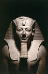 Egipto, pormenor da estátua de Tutmés III (antes de 1479 - cerca de 1425 a.C.), XVIII dinastia, do templo de Amon em Karnak, Luxor, basalto