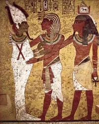 Antiguidade egípcia: o faraó Tutankhamon diante do deus Osíris