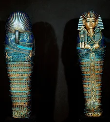 Antiquidade egípcia: Cisele sarcófago de ouro usado para conter as visceras do falecido. Do tesouro de Tutankhamun (all-Ankh-amun ou Tutankhamun) (1345-1327 AC) 18ª dinastia. encontrada no Vale dos Reis, Tebas. 1342 A.C. Cairo, Museu Egípcio
