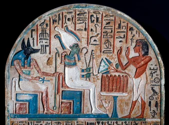 Antiquidade egípcia: Nanai stele o representante que venera Osíris e Anubis, divindade dos mortos que tem a chave da vida na forma de uma cruz de Ancião (Ankh). Calcário pintado. Fim da 18ª dinastia. Século XIV a.C. Turim, museo egípcio - Egípcio