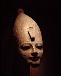 Antiquite egípcia: cabeça colossal de Amenophis III (Amenhotep). Escultura em granito rosa. Século XIV a.C. Dinastia XVIII. Museu do Luxor (Luksor ou Luqsor). Egito