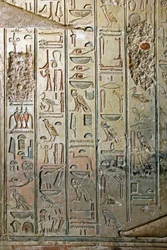 Antiquito egípcio: alívio e hieróglifos do túmulo de Kha em Het (Khaemhat) inspector de sótãos e escriba na corte de Amenophis III (TT57). 18ª dinastia. 1530-1290 AC. Vallee des Nobles. Luxor, Cisjordânia, Egito.