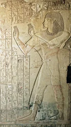 Antiquite egípcio: alívio do túmulo de Kha em Het (Khaemhat) inspetor de sótãos e escriba na corte de Amenophis III (TT57) o representante deixando o túmulo em oração. 18ª dinastia. 1530-1290 AC. Vallee des Nobles. Luxor, Cisjordânia, Egito.