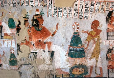 Antiguidade egípcia: representação de Roy e sua esposa Nebtawy frente a um sumo sacerdote. Pintura do Túmulo de Roy (TT255). 18ª dinastia. Da Cisjordânia de Luxor, Egipto.
