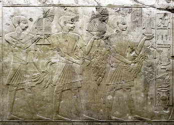 Antiguidade egípcia: representação de portadores de ofertas. Baixo relevo do Túmulo de Vizir Ramose (18ª dinastia). Luxor, Tebas, Vale dos Nobres do Egito