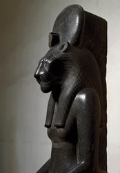 Antiguidade egípcia: a deusa leoa Sekhmet coroada com o disco solar. Estátua de granito preto. 1540-1295 a.C. Alt. 210 cm, Turim, Museu Egípcio