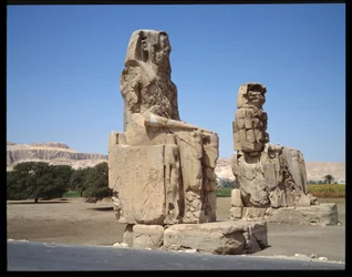 Antiguidade egípcia: visão do Colosso de Memnon, período Amenófis III, novo império