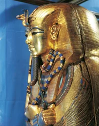 A civilização egípcia, o sarcófago de Tutankhamen, decorado com ouro e pedras semi-preciosas