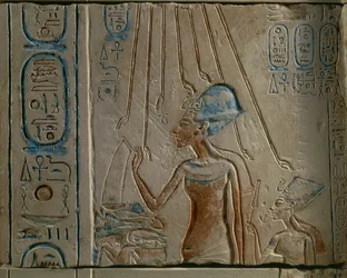Gravura egípcia representando Akhenaten e Nefertiti adorando disco solar, de Tall al-Amarnah, Egipto, Novo Reino, XVIII Dinastia