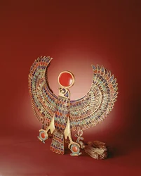 Peitoral em forma de falcão, do túmulo de Tutancámon, Novo Império (ouro incrustado com lápis-lazúli, turquesa, cornalina e vidro)