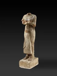 Figura do faraó Akhenaton segurando uma mesa de oferendas (arenito esculpido e pintado)