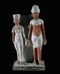 Estatuetas de Akhnaton e Nefertiti ...