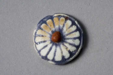 Roundel floral, período de Amarna, 1353-37 aC (faiança)