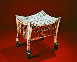 Banqueta usada pelo rei criança no início do seu reinado, do túmulo de Tutancâmon, Novo Reino (madeira pintada e dourada) (ver também 149411)