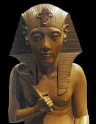 Fragmento de um grupo real do Período Amarna: A última metade da 18ª Dinastia foi marcada pelo reinado de Amenhotep IV, que mudou seu nome para Akhenaten (1353-1336 a.C.) a fim de refletir a dramática mudança da religião politeísta do Egito para