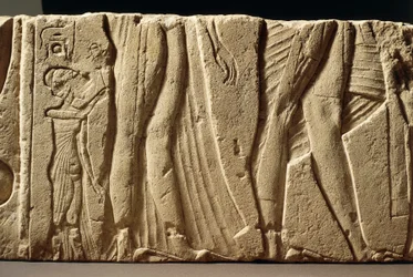 Fragmento de parede esculpida representando uma princesa acompanhando os pais com o filho de Akhenaton, de Hermopolis