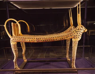 Leito funerário em forma de vaca sagrada, do túmulo de Tutancâmon (c. 1370-52 a.C.), Império Novo, c. 1336-1327 a.C.
