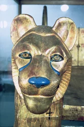Cabeceira funerária em forma de leão, do túmulo de Tutancâmon (c.1370-1352 aC) Novo reino (madeira estucada e dourada)