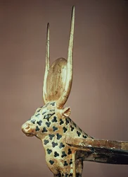 Cabeceira funerária em forma de vaca sagrada, do túmulo de Tutancâmon (c.1370-52 aC) Novo reino (madeira dourada e estucada)