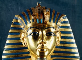 Máscara funerária de Tutankhamon, Ouro batido, Cerâmica e pedras semi-preciosas, Do túmulo do Faraó, Tebas, Egipto, Pormenor, Arte de ourives, Civilização egípcia, Novo Reino, Dinastia XVIII