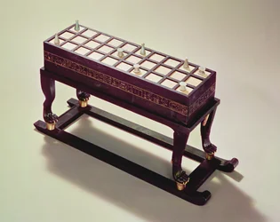 Tabuleiro de jogos, do túmulo de Tutankhamon (c.1370-1352 aC) Novo Reino (madeira folheada com ébano e incrustada com marfim)