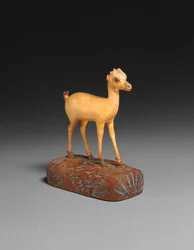 Gazela, c. 1390–1353 aC (marfim de elefante, madeira, incrustação de pigmento azul)