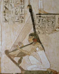 Rapariga musicista com harpa a entreter os convidados (pintura mural)