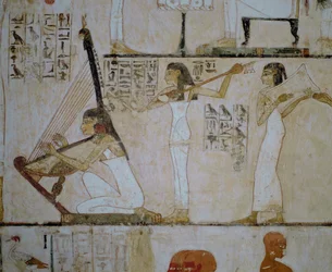 Raparigas musicistas com harpa e instrumentos de corda (pintura mural)