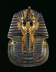 Máscara funerária dourada de Tutankhamen (1347/1338 a.c.) incrustada com lápis lazúli, obsidiana e turquesa