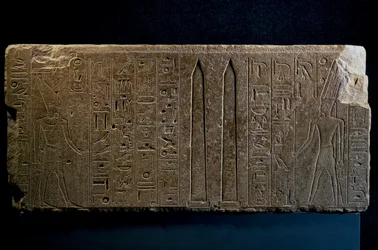 Hatshepsut e os seus obeliscos, bloco de quartzito, do Templo de Amon em Karnak, civilização egípcia, Novo Reino, Dinastia XVIII