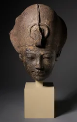 Chefe de Amenhotep III, vestindo a coroa azul, c.1391-1353 aC